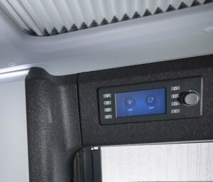 Gestión eficiente de energía con batería de litio y placa solar. Controla la iluminación, el nivel de agua y la autonomía de la camper.