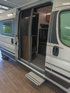 Acceso cómodo y seguro con escalón eléctrico y luz LED exterior. Una entrada pensada para facilitar el acceso a la camper en cualquier situación, incluso de noche.