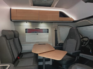 Zona de comedor lista para compartir momentos únicos. Disfruta de tus comidas en un espacio cómodo y funcional, con asientos ergonómicos y una mesa espaciosa.