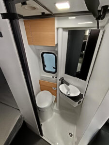 Baño completo con WC químico, ducha con agua caliente y lavabo integrado. Todo lo necesario para una experiencia cómoda en la carretera.