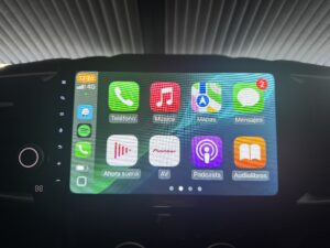 Conectividad total en carretera. La camper cuenta con un sistema multimedia compatible con Apple CarPlay y Android Auto, para que navegues, escuches música y te mantengas conectado con total seguridad.