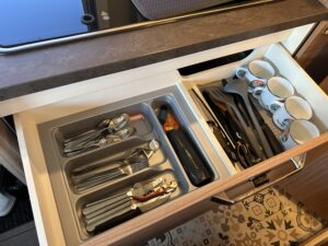 Espacio optimizado: los cajones de la cocina incluyen todo lo necesario para cocinar cómodamente en cualquier parte. Platos, cubiertos, sartenes y más, todo al alcance de la mano.