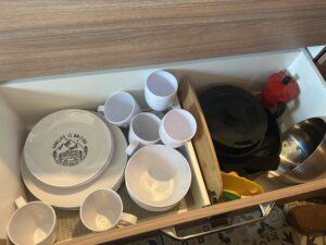 Menaje completo para tu aventura. La camper está equipada con utensilios de cocina de calidad, listos para que disfrutes de tus recetas favoritas en ruta.