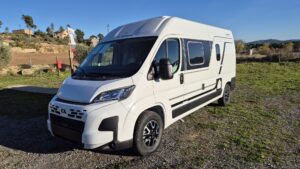 Un diseño compacto y aerodinámico que combina comodidad y versatilidad para cualquier tipo de viaje.