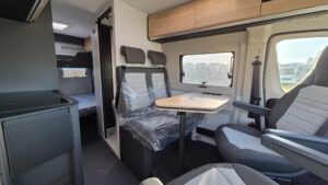 Vista panorámica del interior Un diseño moderno, espacioso y funcional, con todo lo necesario para viajar con total comodidad: zona de estar, cocina equipada, baño completo y camas amplias.