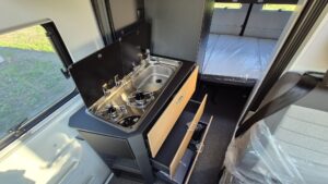 Cocina compacta y funcional con fogones de gas, fregadero y nevera de 95L a 12V. Perfecta para preparar tus comidas en cualquier destino.
Cocina compacta y funcional con fogones de gas, fregadero y nevera de 95L a 12V. Perfecta para preparar tus comidas en cualquier destino.